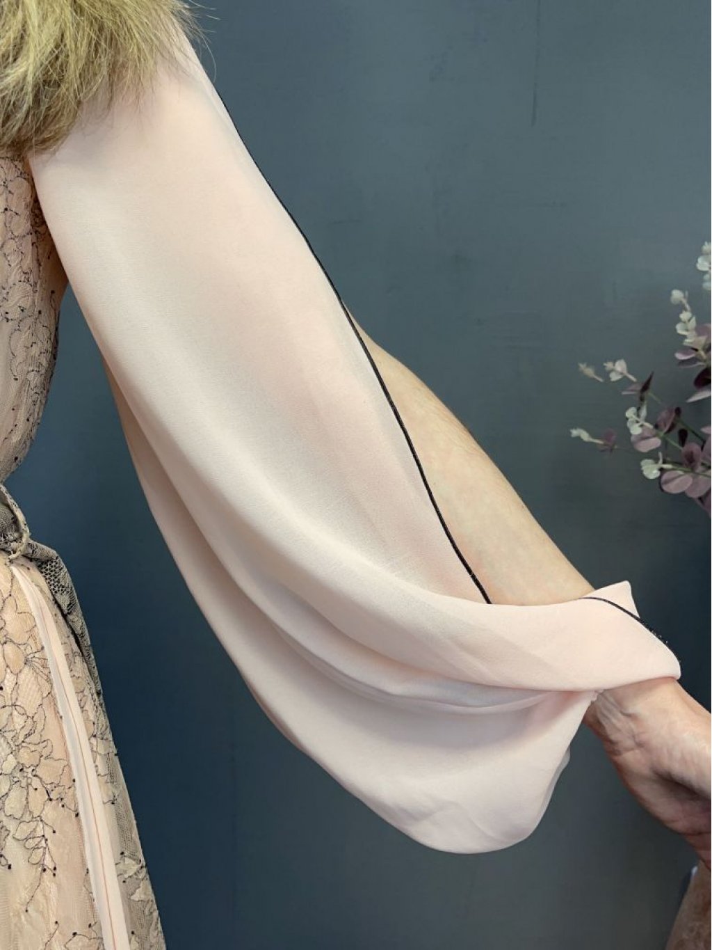 Šaty Nickolia Morozov růžové s krajkou dlouhé
