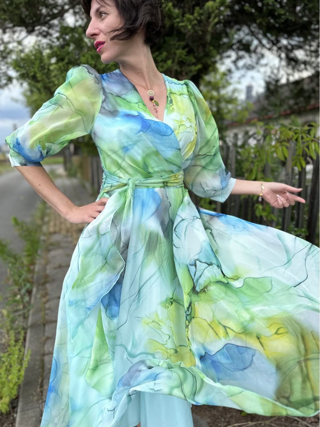 Šaty Poza Flora Pistacja zelenkavo modré hedvábné