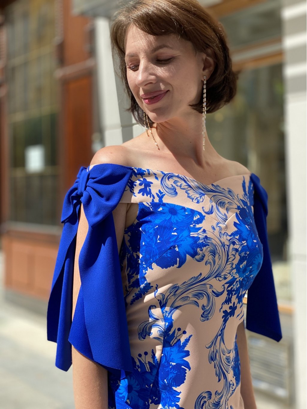 Šaty Rinascimento pudrové s modrým květem
