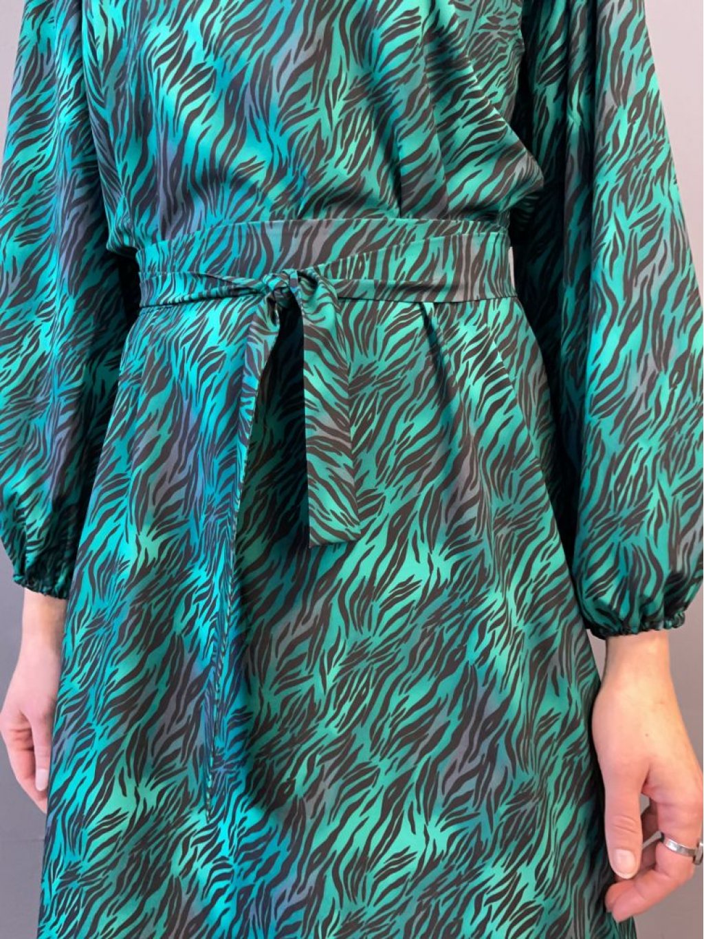 Šaty So Comfy Bonita zelené smaragdové zvířecí vzor