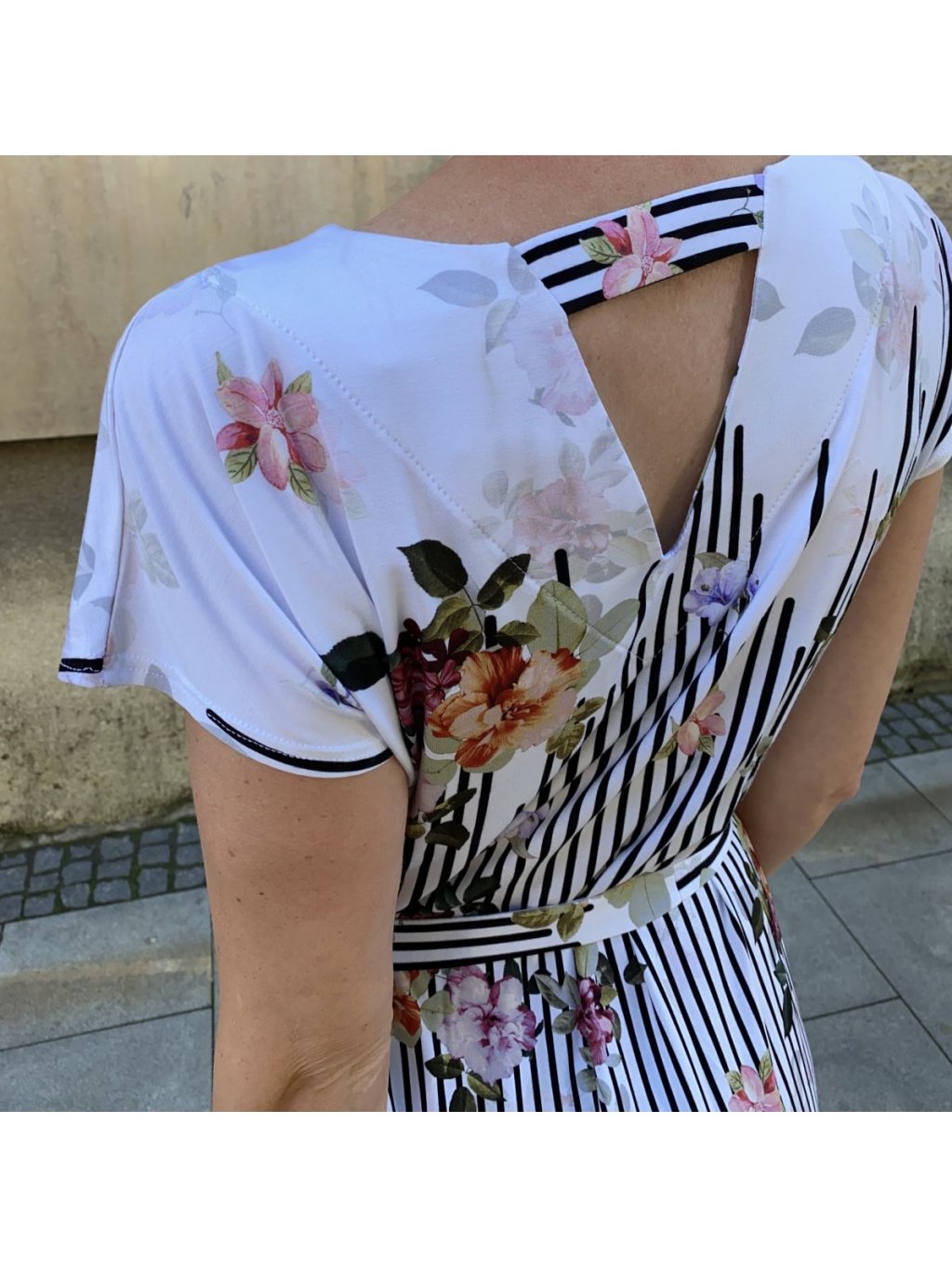 Šaty Top Bis bílé s grafikou a květy