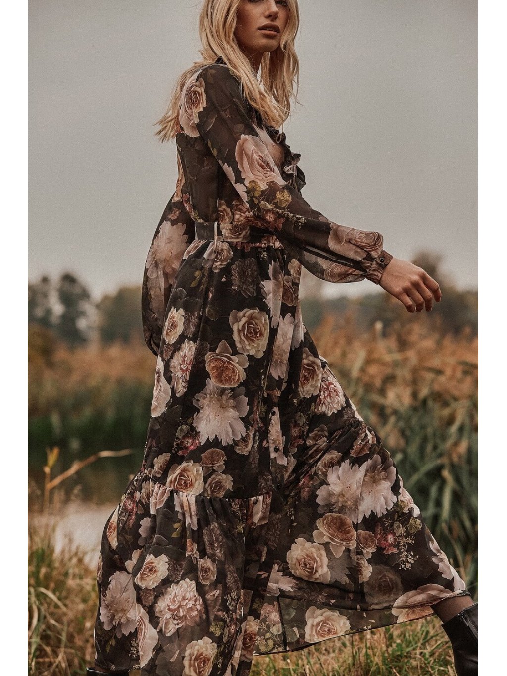Šaty Tova Cyganeria tmavé s květy dlouhé