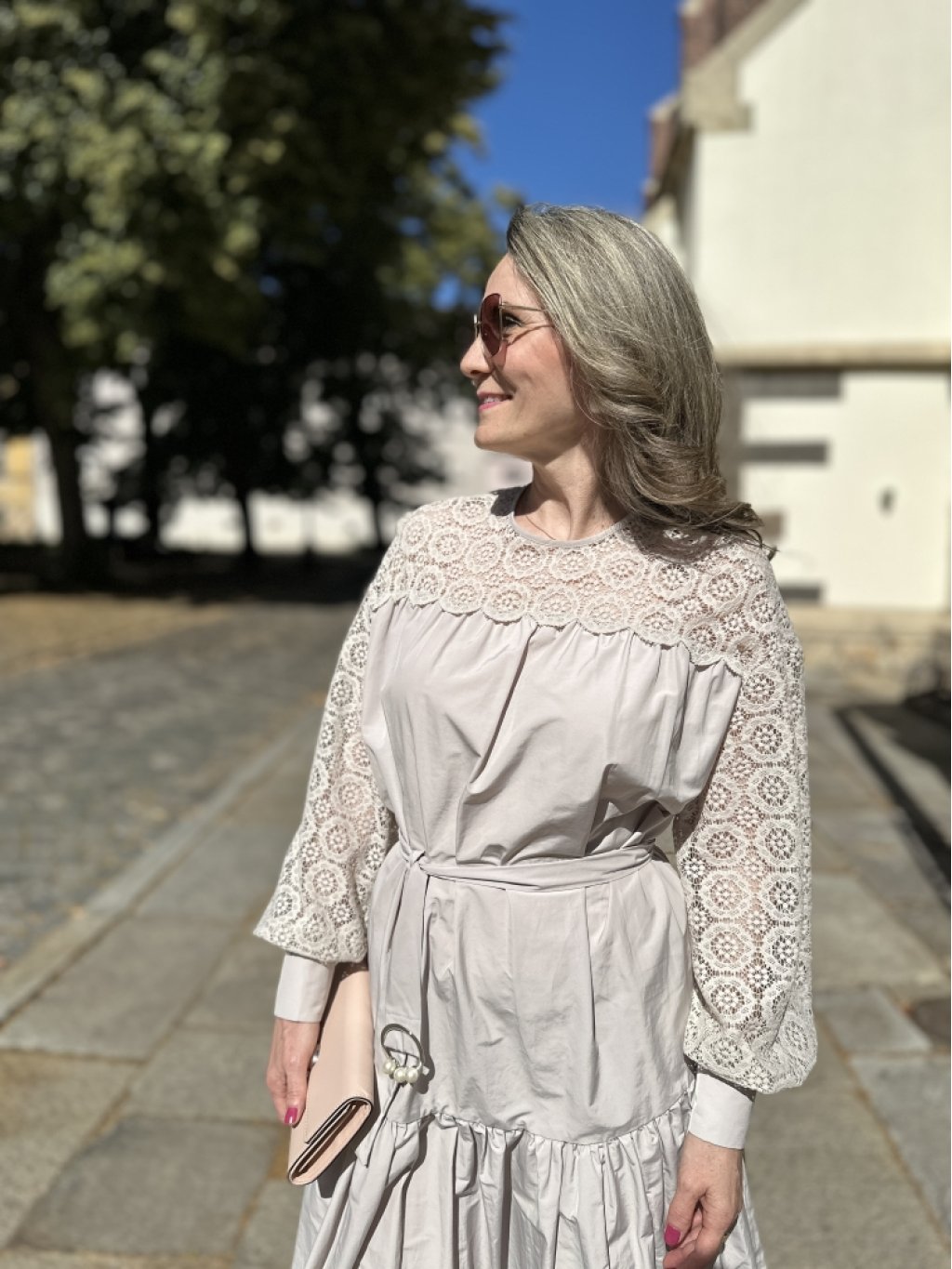 Šaty Tova Pinori béžové s krajkou