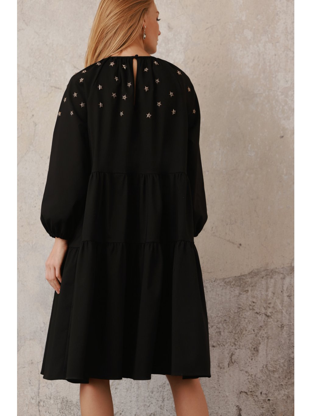 Šaty Tova Star černé s aplikací hvězd