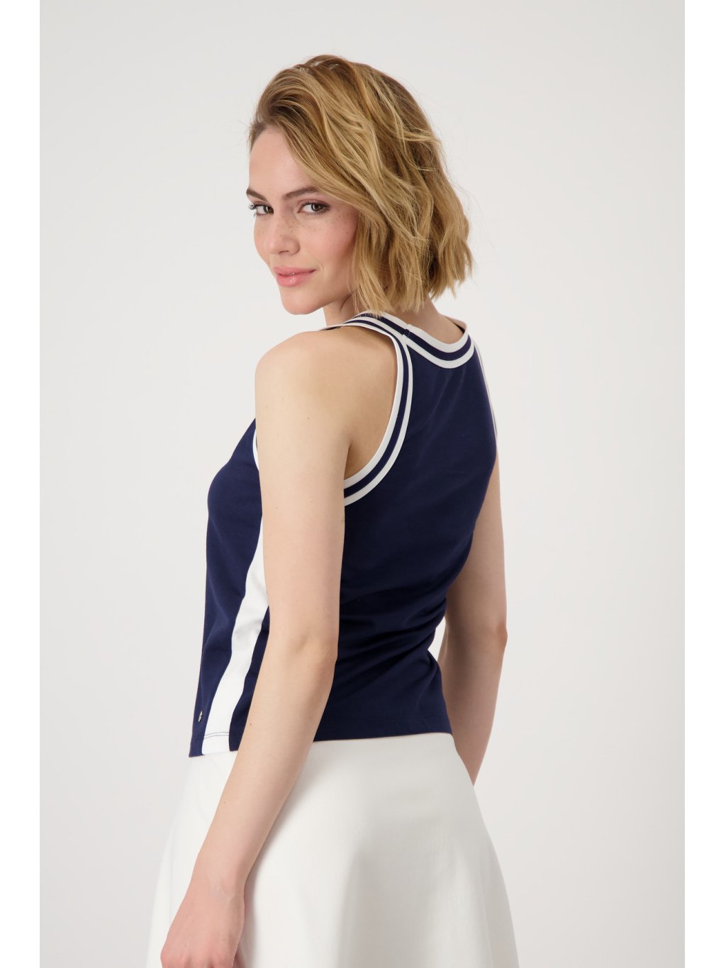 Top Monari 9782 tmavě modrý s kontrastním lemováním