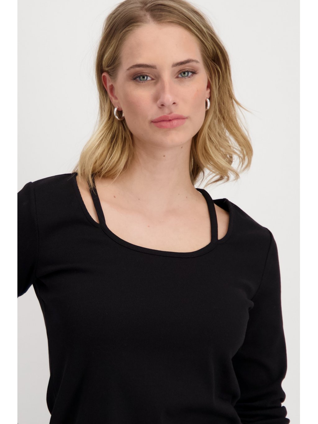 Tričko Monari 8236 černé s výrazným výstřihem