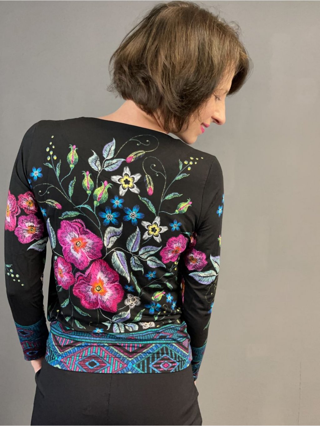 Tričko Top Bis Susan černé s květy malované