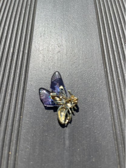 Brož Dublon vosička s modrými křídly