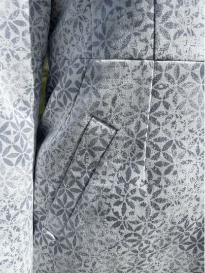 Kabát La Gabriella 5220-640 šedo bílý květinový motiv