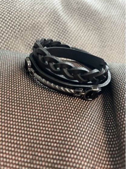 Náramek černý kožený se stříbrnými detaily splétaný