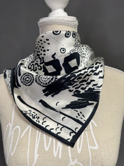 Šátek hedvábí malý černo krémový abstraktní vzory