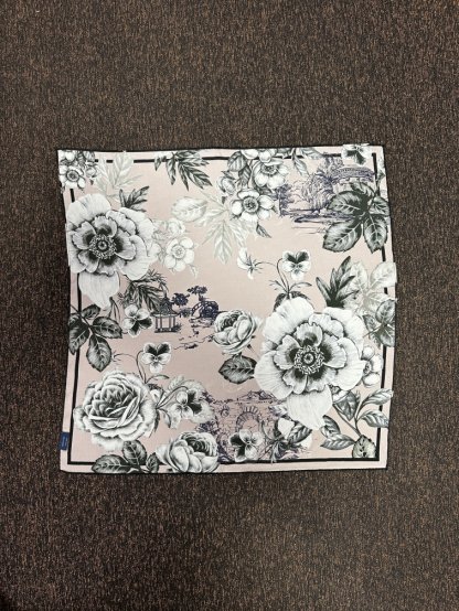 Šátek hedvábí střední béžovo šedý pudrový kreš s květy