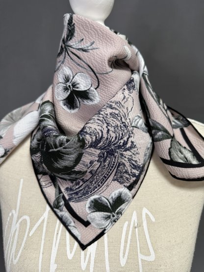 Šátek hedvábí střední béžovo šedý pudrový kreš s květy
