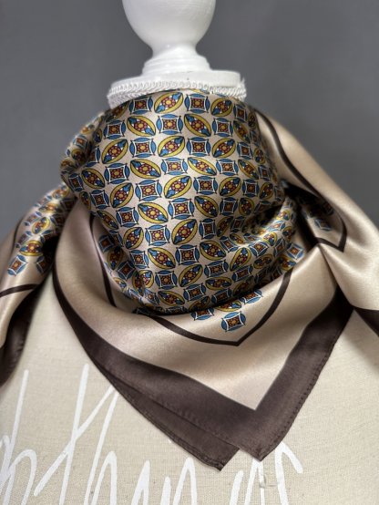 Šátek hedvábí střední hnědo tyrkysový geometrický vzor