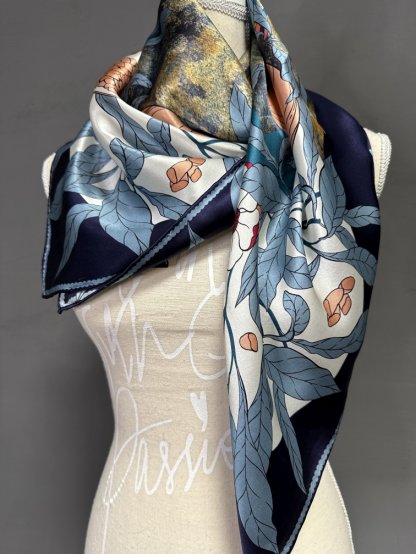 Šátek hedvábí velký modrý s květy v lososově růžové