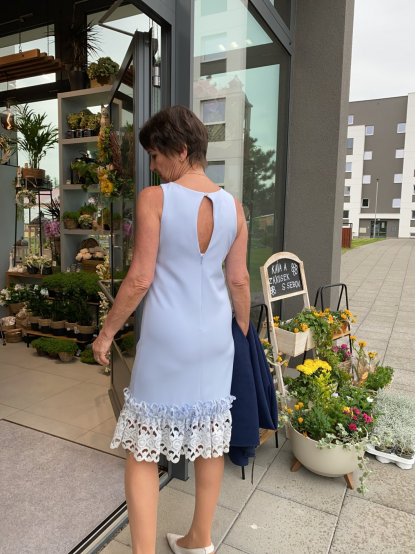 Šaty Estel 5856 světle modré s krajkou