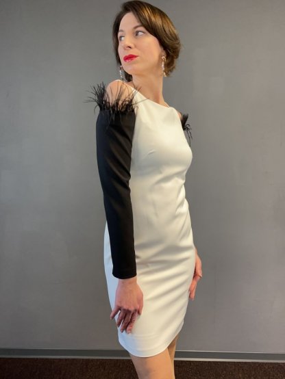 Šaty Estel 6113 černo bílé pouzdrové s peříčky