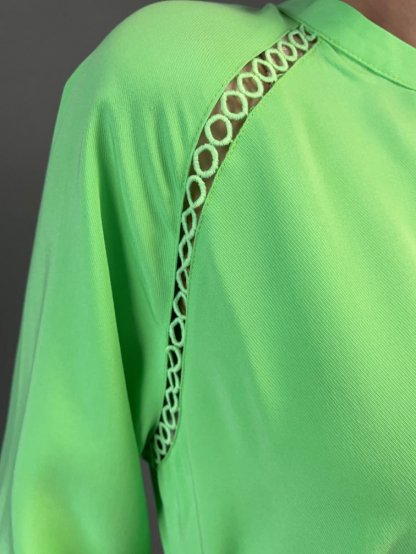 Šaty Kyra Dita zelené světlé s rafinovaným průstřihem