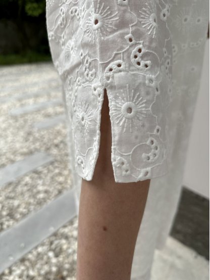 Šaty Kyra Gia bílé krajkové