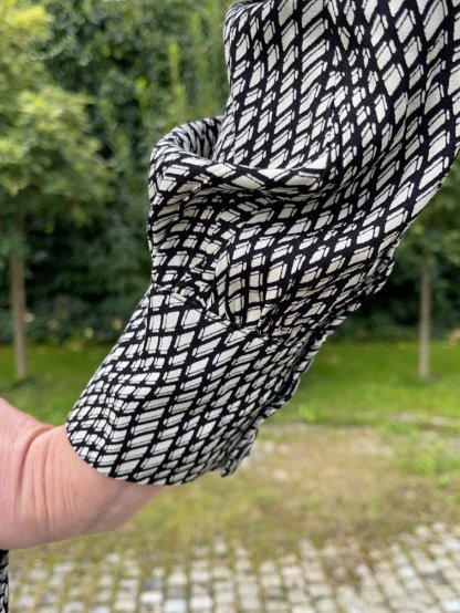Šaty Kyra Josta béžovo černé drobný vzorek
