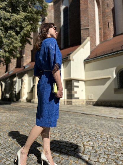 Šaty Kyra Odette modré v moderní krajce