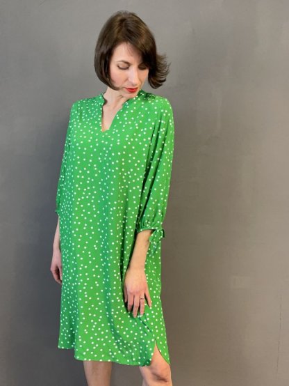 Šaty Kyra Roos zelené s puntíkem vzdušné