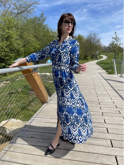 Šaty Kyra Vivian modro bílé ikatový vzor maxi délka