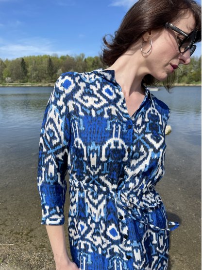Šaty Kyra Vivian modro bílé ikatový vzor maxi délka