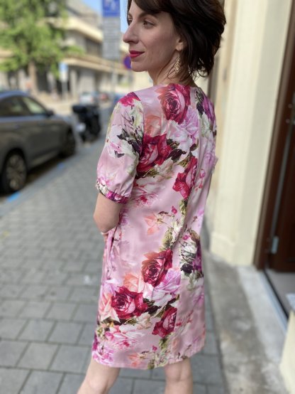 Šaty Modex růžové kvetoucí růže s rukávem