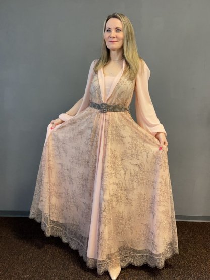 Šaty Nickolia Morozov růžové s krajkou dlouhé