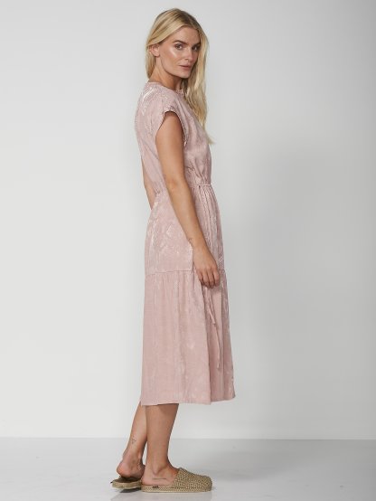 Šaty NU Denmark 7608-23 světle pudrově růžové s 3D vzorem