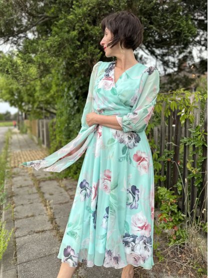 Šaty Poza Flora Zielona mentolové s růžemi hedvábné