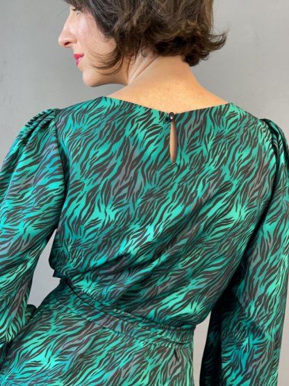 Šaty So Comfy Bonita zelené smaragdové zvířecí vzor