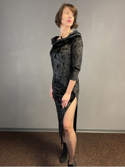 Šaty So Comfy Velvet černé sametové s rozparkem