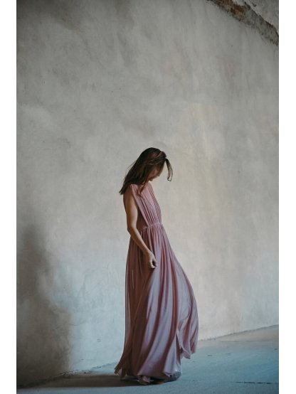 Šaty Tova Chianti pudrově růžové dlouhé