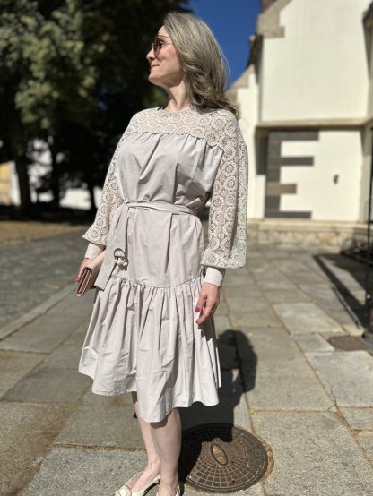 Šaty Tova Pinori béžové s krajkou