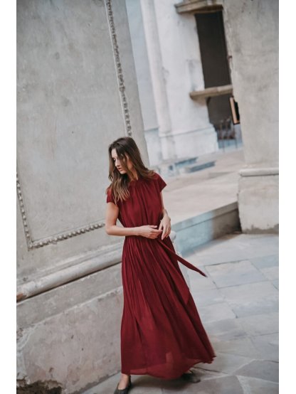 Šaty Tova Rienna tmavě červené s plisé