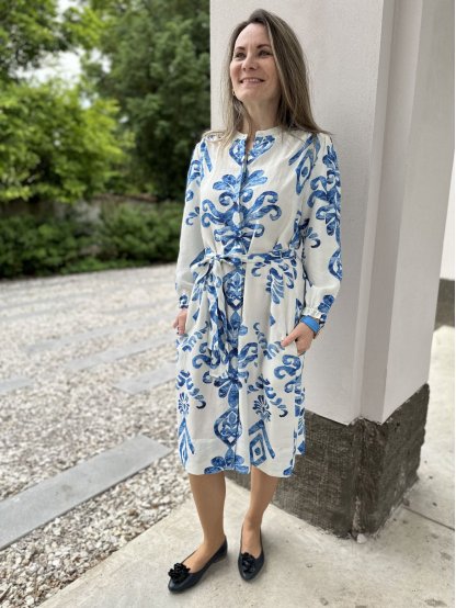Šaty Va Bene 31171 bílé s modrým vzorem propínací 