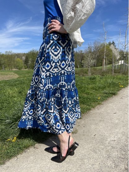Sukně Kyra Veronique modro bílá dlouhá ikatový vzor