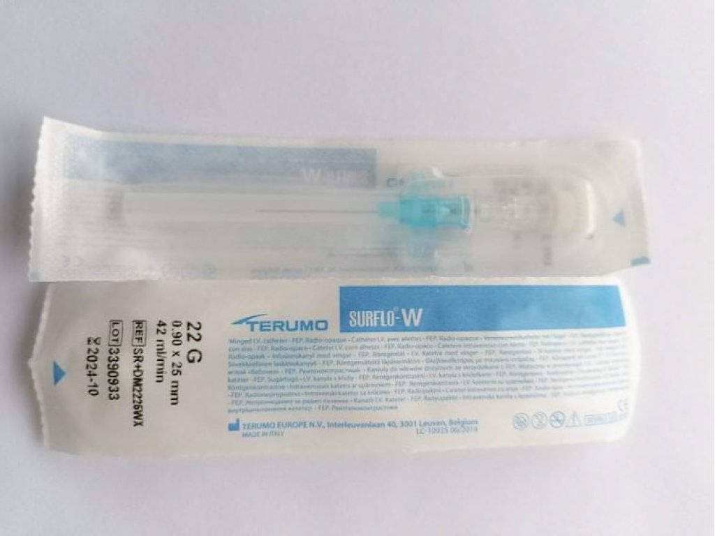 Intravenózní katetr Surflo 22G 0,90 x 25 mm s křidélky