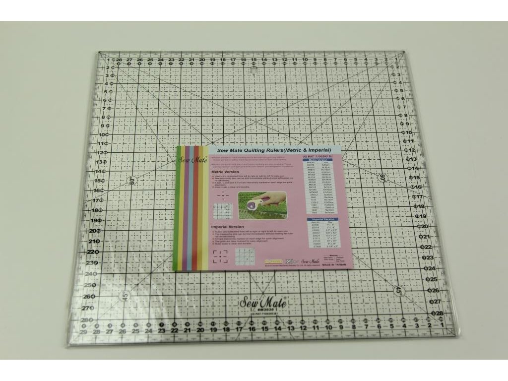 Čtvercové metrické pravítko - 30 x 30 cm černý popis