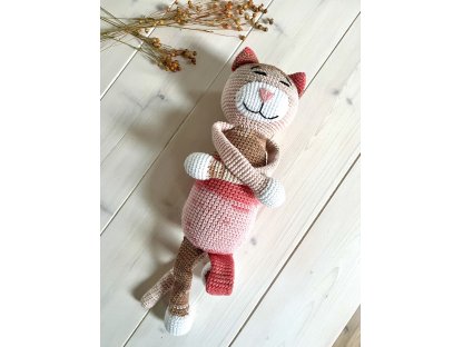 Háčkovaná velká kočka - růžovohnědá