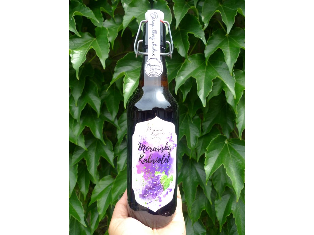 Moravský Kabriolet je prémiový lahodný sirup s hrozny Cabernet Moravia a Tonka fazolí 