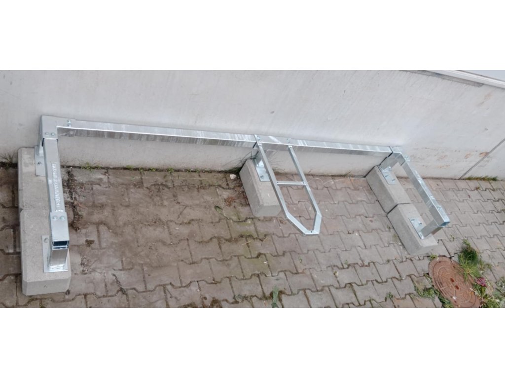 Poziční stojan pro kontejnery na betonových patkách