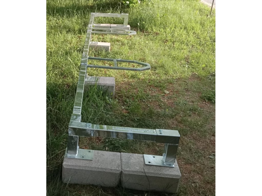 Poziční stojan pro kontejnery na betonových patkách