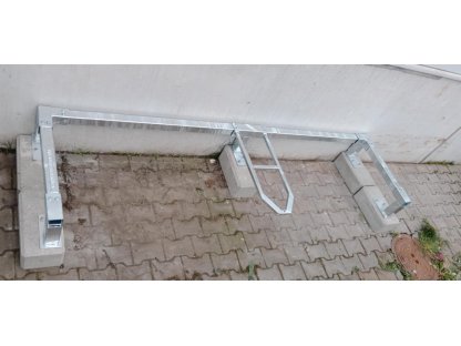 Poziční stojan pro kontejnery na betonových patkách