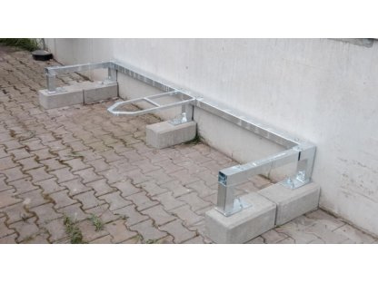 Poziční stojan pro kontejnery na betonových patkách