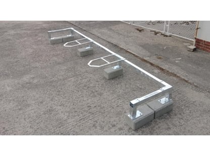 Poziční stojan pro kontejnery na betonových patkách