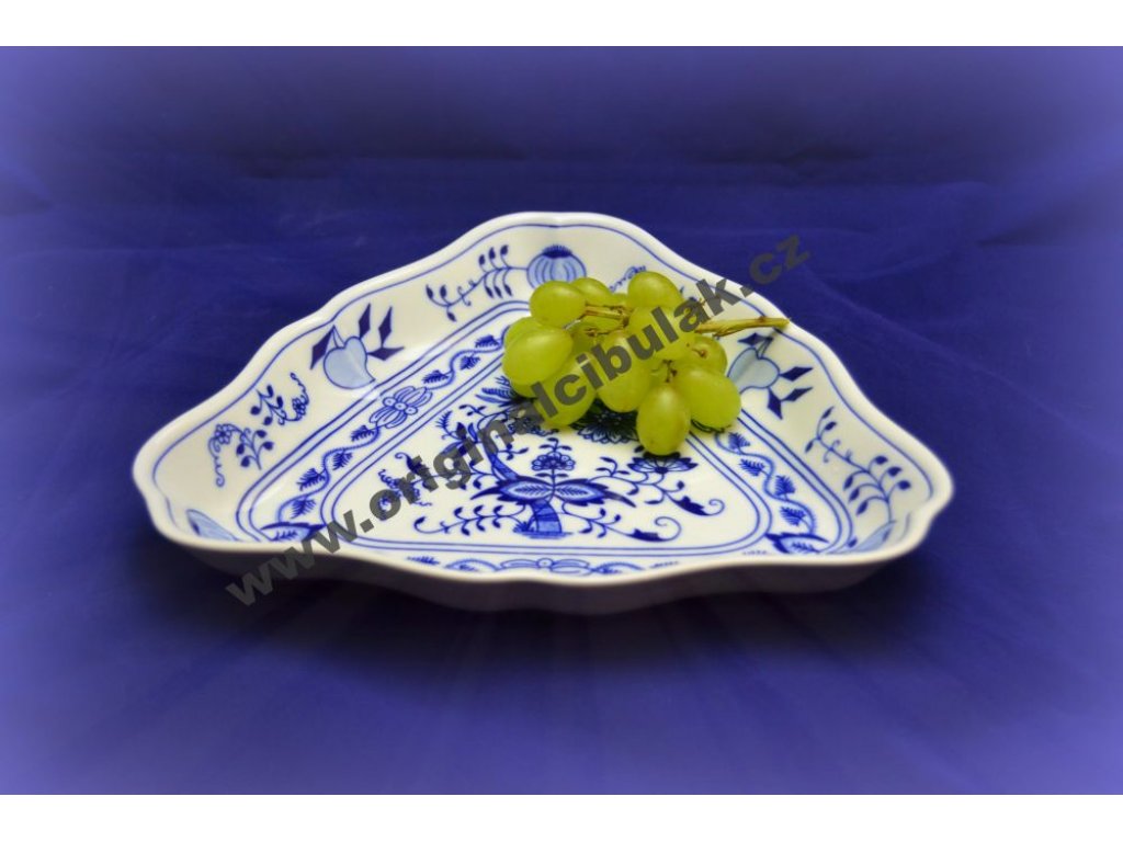 Zwiebelmuster Salad Dish Triangular 24cm, Original Bohemia Porcelain from Dubi