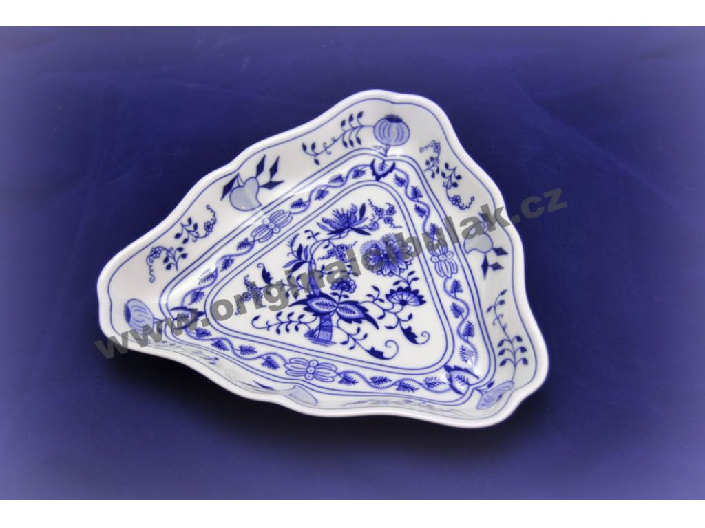 Zwiebelmuster Salad Dish Triangular 24cm, Original Bohemia Porcelain from Dubi